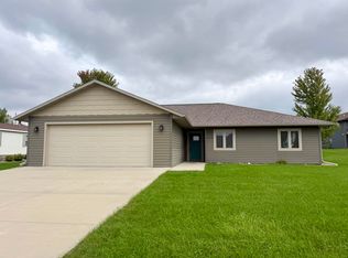 810 Lakeview Dr, Arnolds Park, IA 51331