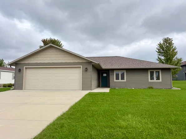 810 Lakeview Dr, Arnolds Park, IA 51331