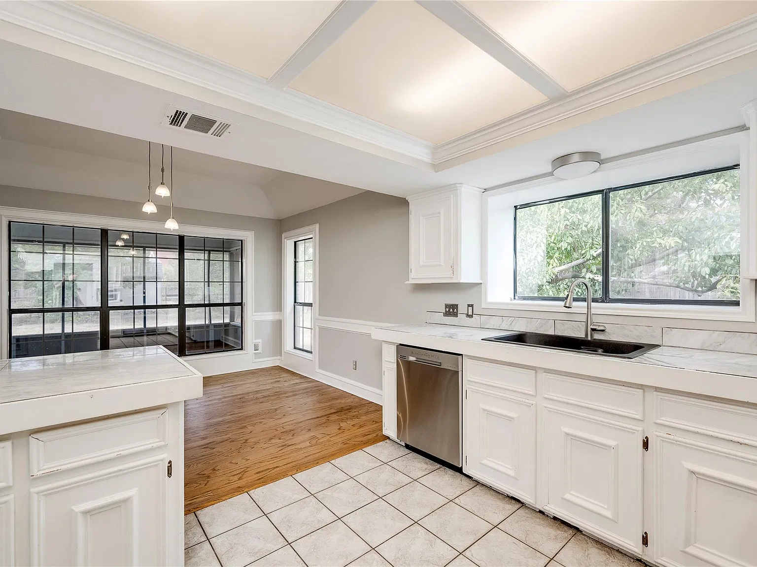 3 bed, 2.0 bath, 1590 sqft, $2,300 — Photo 3