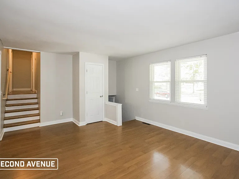11032 N Harrison St — Photo 3