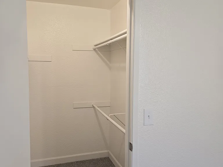 Maple Leaf Apartments — Photo 8