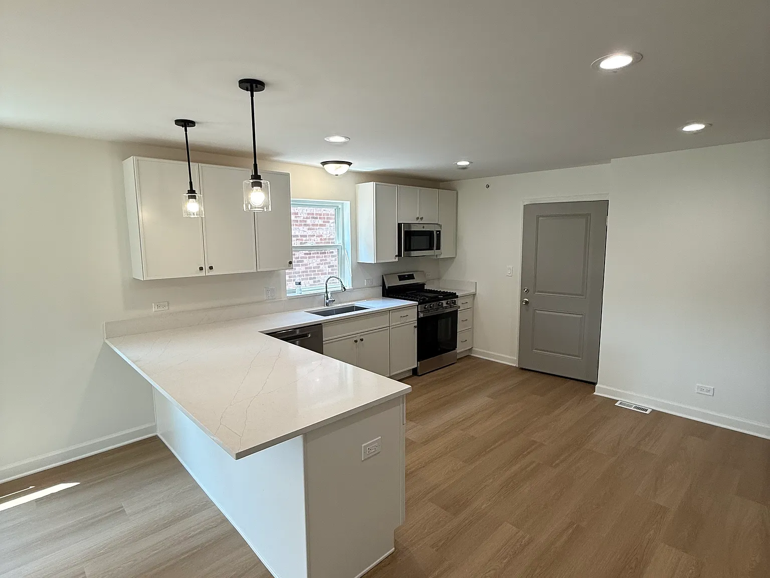 3 bed, 1200 sqft, $2,400 — Photo 3