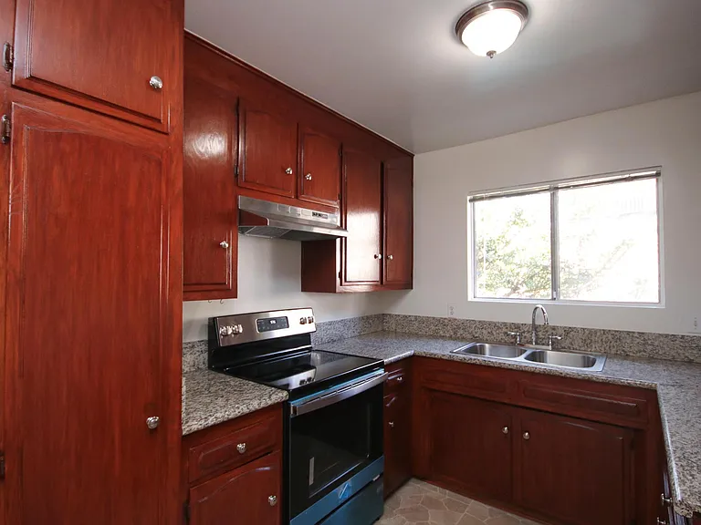 202 E Live Oak St #F — Photo 8