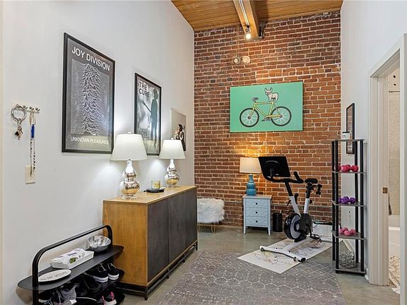 4th image of 712 Broadway Blvd #403