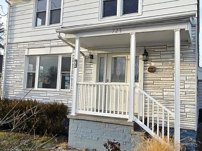 725 Dickson St — Photo 4