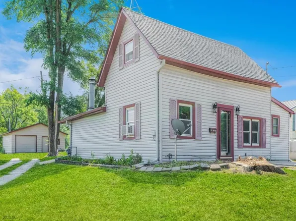 602 S 7th St, Chariton, IA 50049