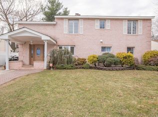 30 August Ln, Hicksville, NY 11801