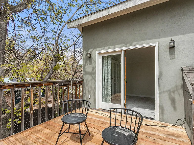 1099 Gilbert St — Photo 33