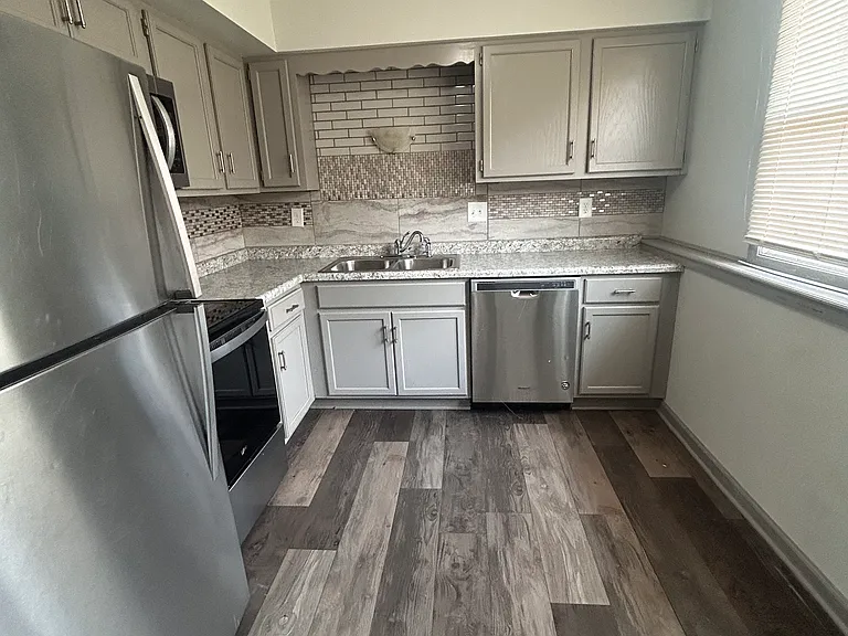 2411 SE 17th St — Photo 2