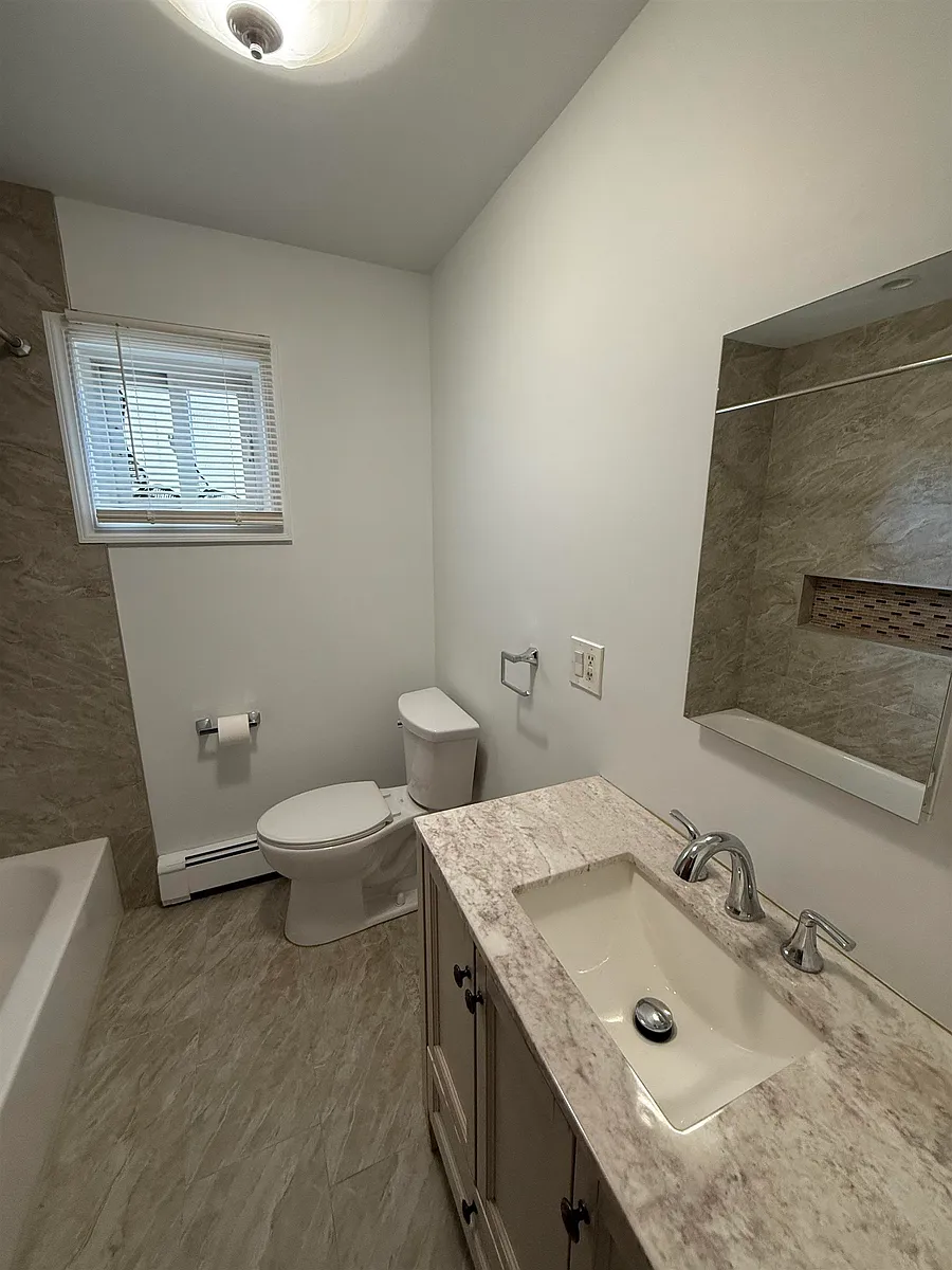 Building Photo - 115 McAdoo Ave #2
