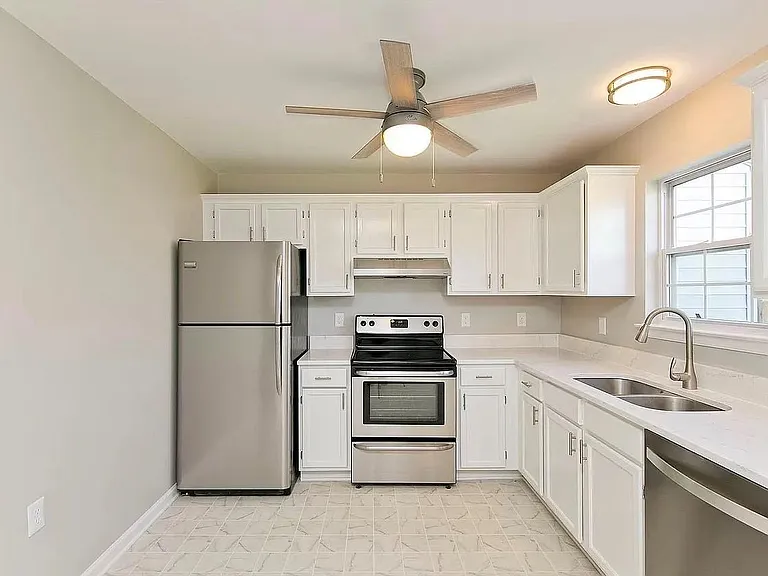 215 Stratford Dr — Photo 6