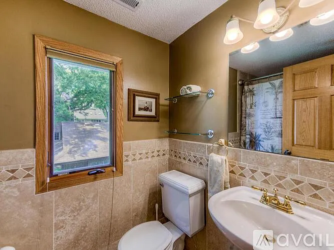 Full bathroom 2nd floor