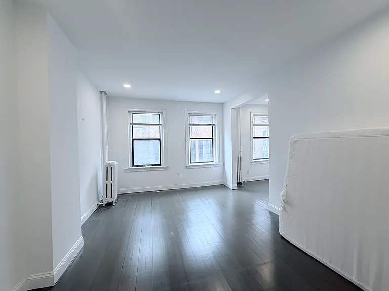 31 Temple St #4R — Photo 2