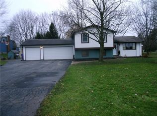 9 Hidden Creek Ln, Hamlin, NY 14464