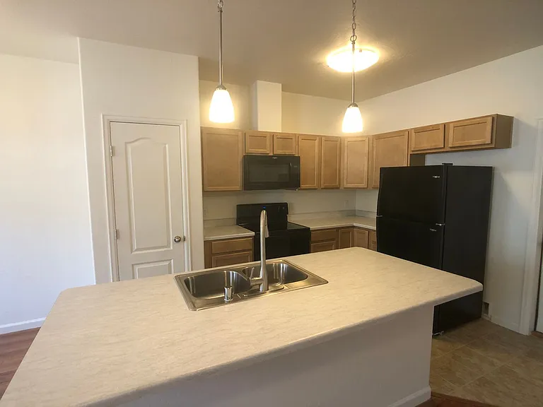 612 Mesa Canyon Ln #G — Photo 2