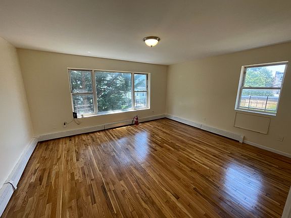 3rd image of 821 E 228th St