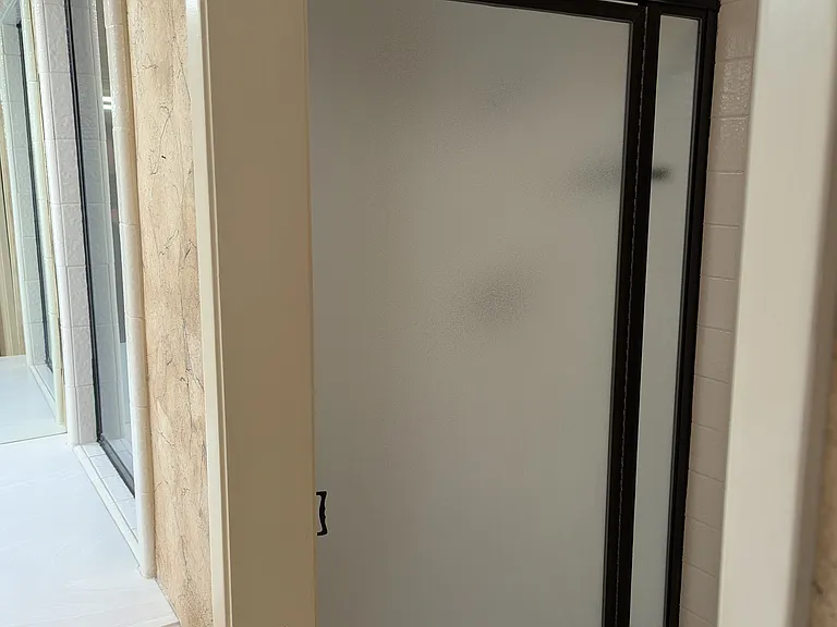 Primary Bedroom en suite bathroom