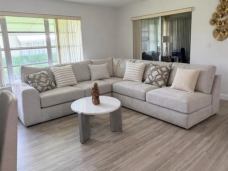 200 High Point Ct E #D — Photo 10