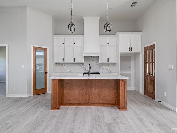 5th image of 2705 Yosemite St