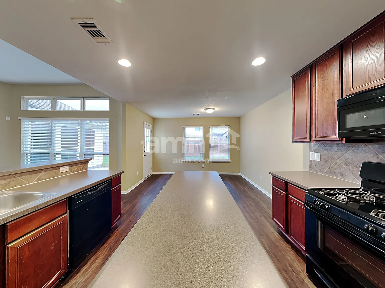 3 bed, 2.0 bath, 2293 sqft, $2,315 — Photo 4
