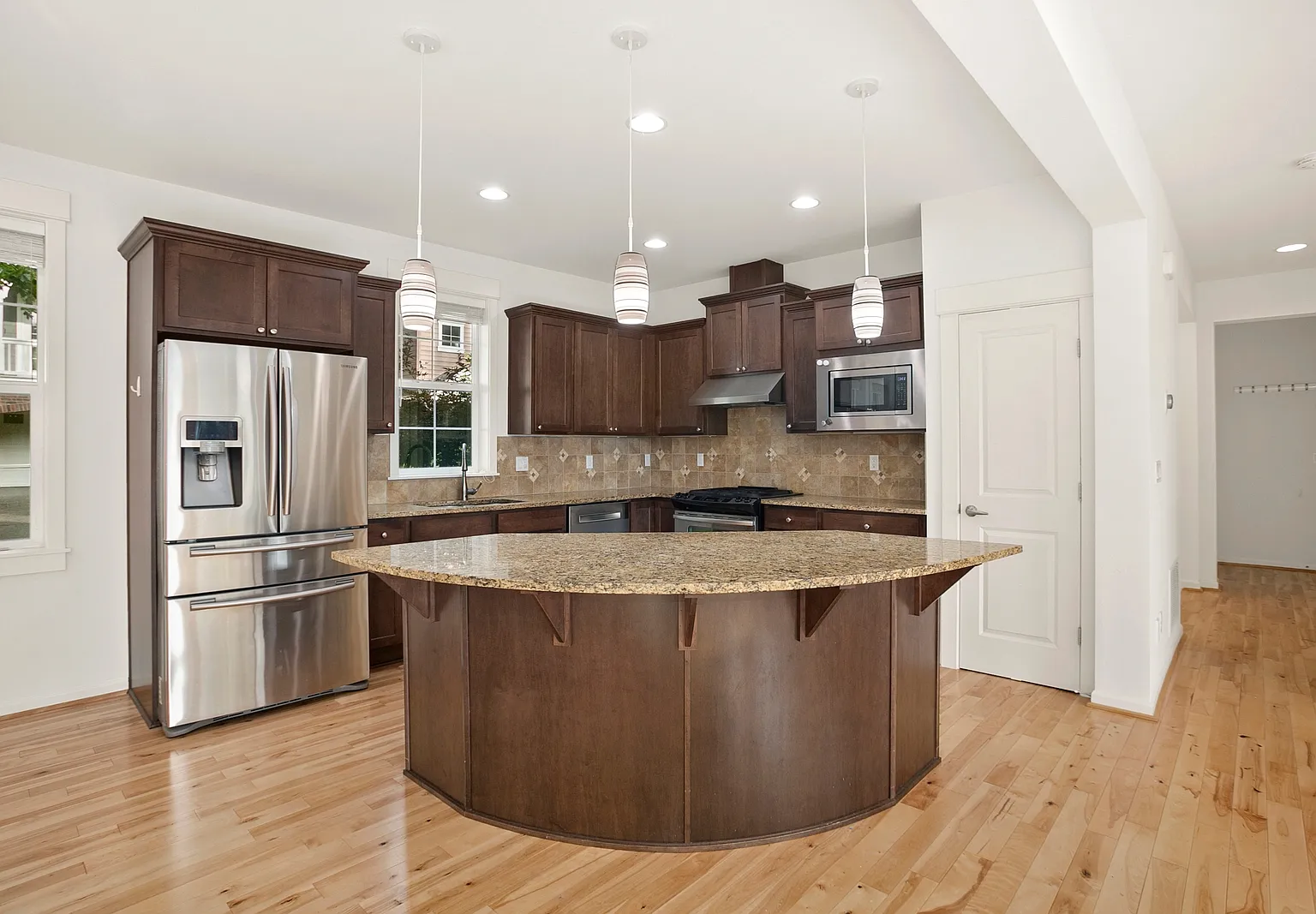 5 bed, 3.5 bath, 3750 sqft, $5,750 — Photo 2