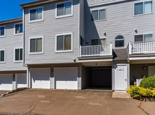 17 Staffordshire Commons Dr #17, Wallingford, CT 06492