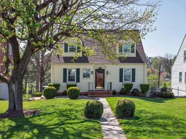809 S Main St, Lexington, VA 24450