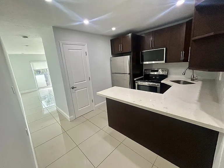 2419 SW 27th St #104 — Photo 5