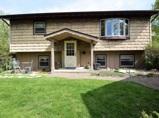 611 Crestview Ln, Mukwonago, WI 53149