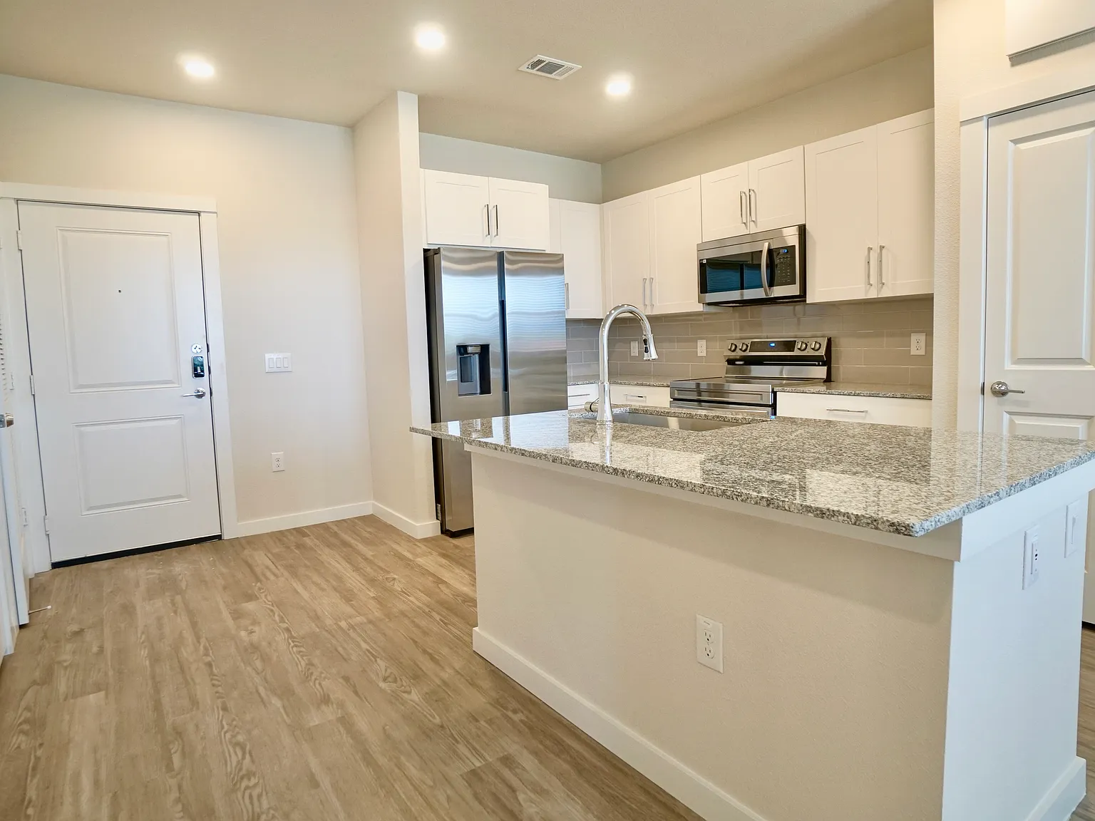 1 bed, 700 sqft, $975 — Photo 3