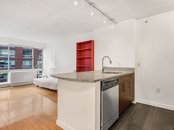 5th image of 555 W 23rd St APT S6n