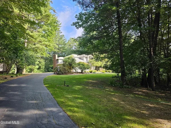 9 Spruce Run, East Greenbush, NY 12061