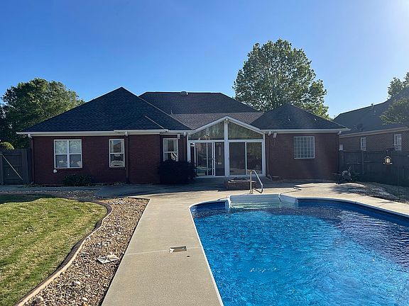 2nd image of 121 Lansdowne Dr