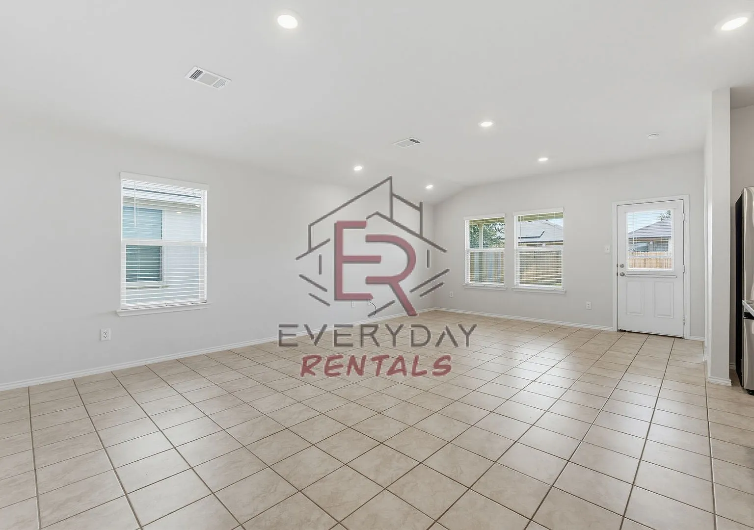 Beautiful 3 Bedroom home in Yowell Ranch — Photo 4