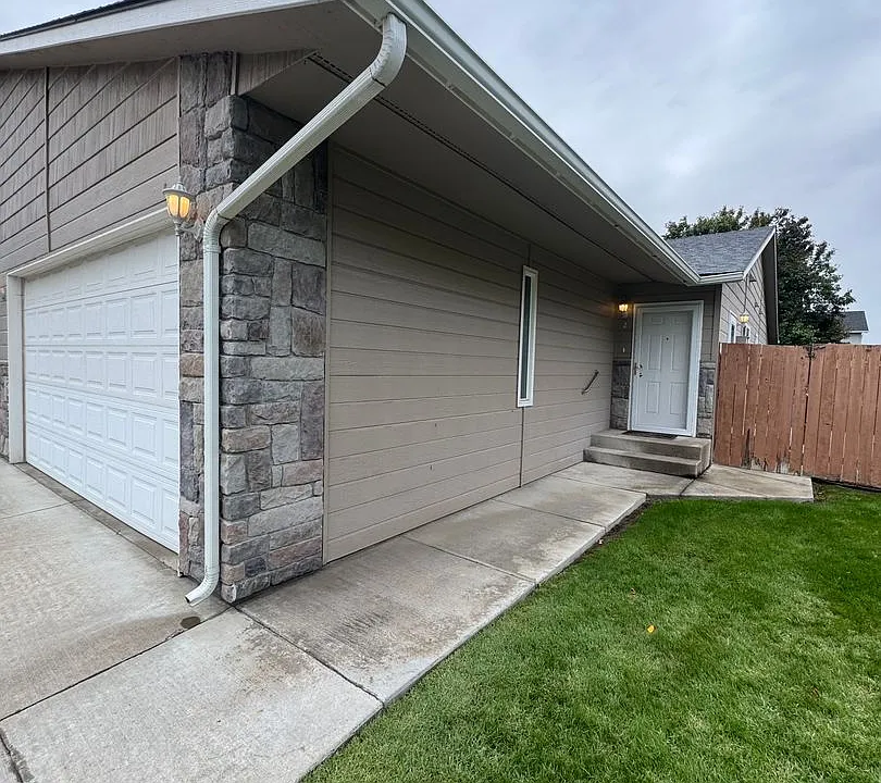 1313 S 75th Ave