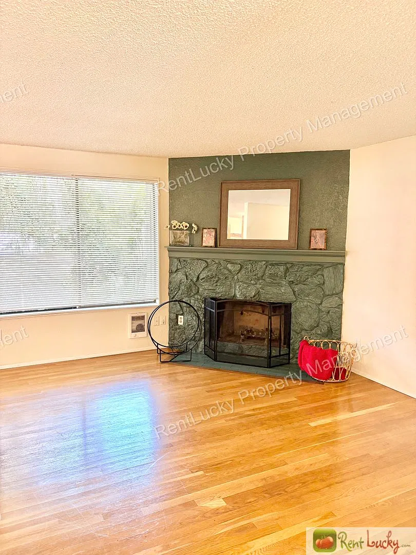 Great 1 Bedroom Condo in Kirkland with Reserved Parking! Utilities Included~ — Photo 3