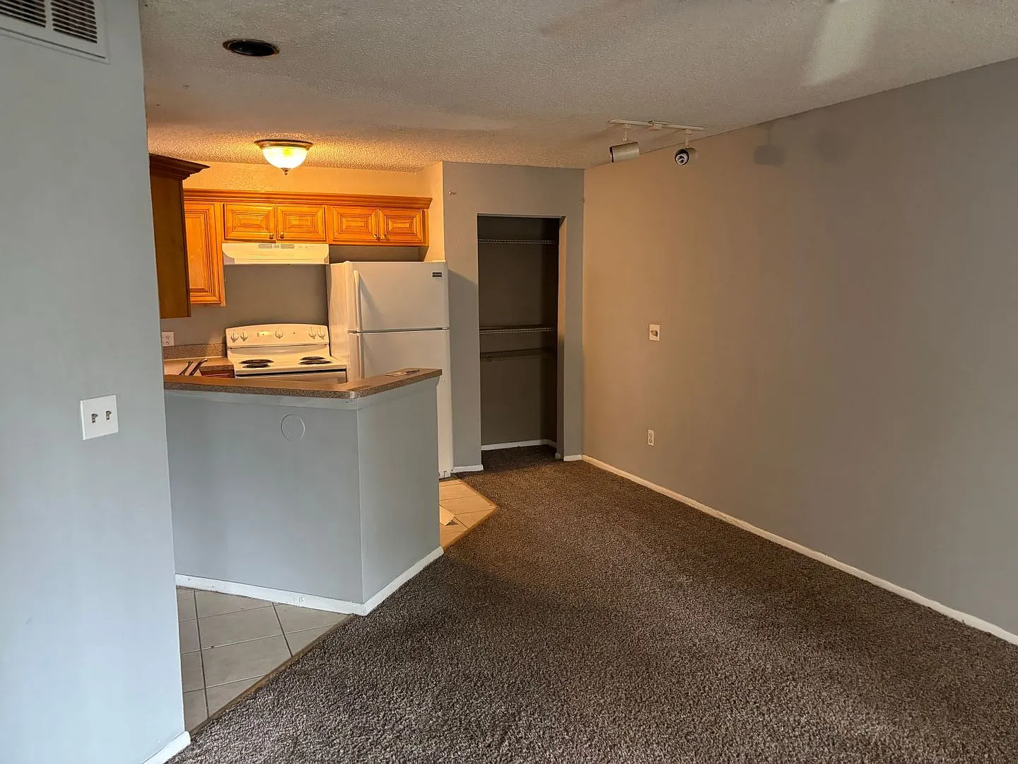 1/1 Condo available on Plaza. Close to Mall at Millenia, Orlando — Photo 2