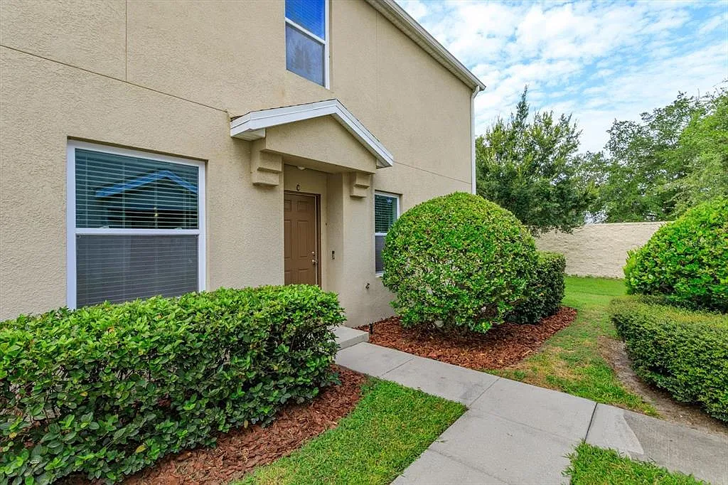 3 bed, 2.5 bath, 1639 sqft, $2,400 — Photo 2