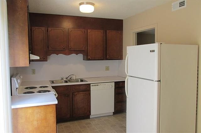 2nd image of 1059 3rd St SE