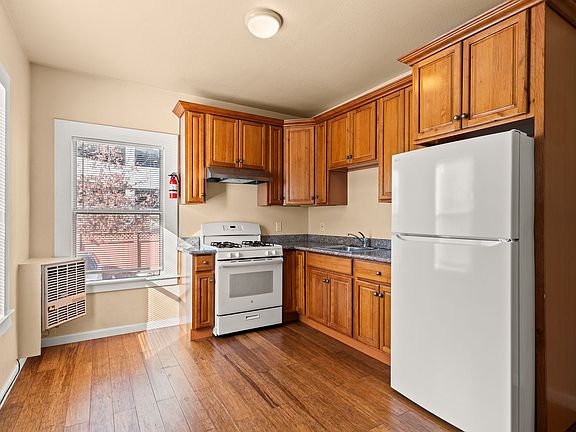 3rd image of 516 W Macarthur Blvd APT 4