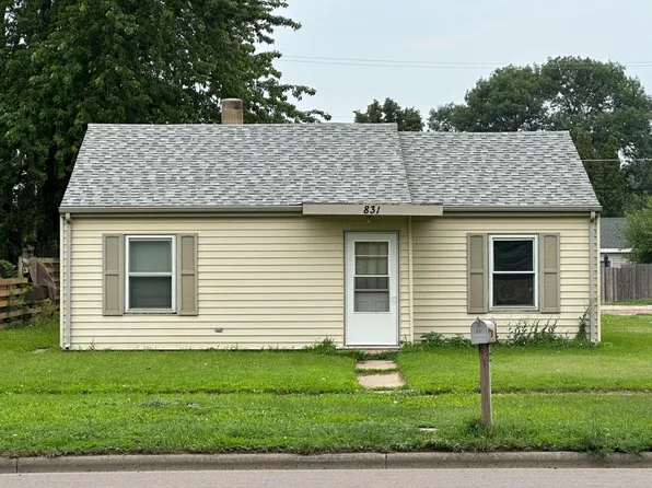 831 Lincoln Ave SW, Huron, SD 57350