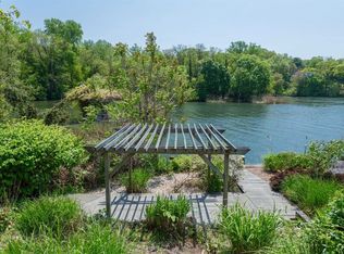 160 Scudders Ln, Glenwood Landing, NY 11547