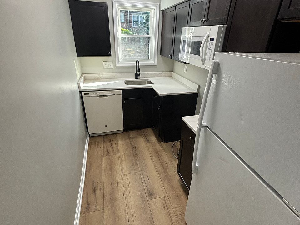 1st image of 3203 W 2nd St APT 1