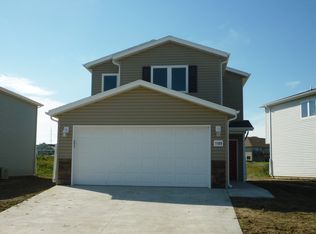 1109 Madison Ln, Bismarck, ND 58503