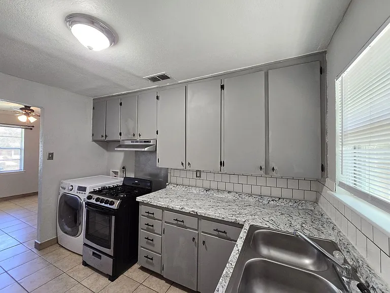 212 E Valley Rd — Photo 15