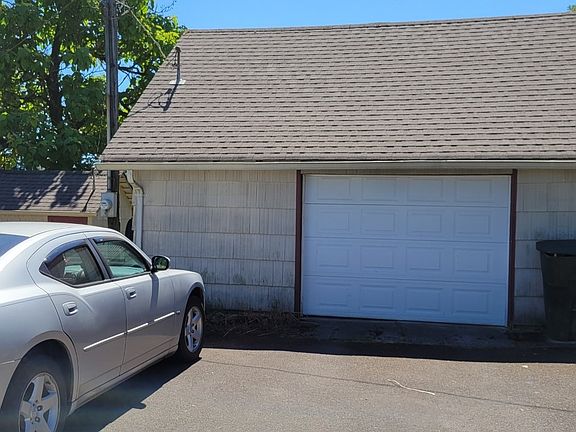 Single plus car garage. >
