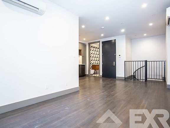 5th image of 523 Willoughby Ave #1C