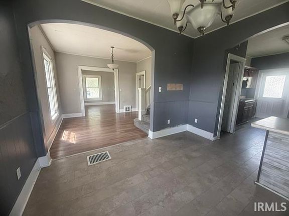 5th image of 107 Dewey St