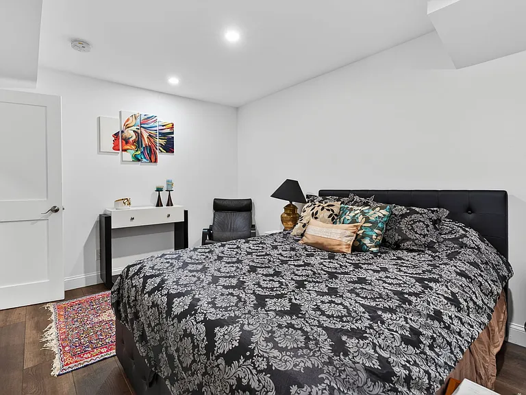Lower Level Bedroom (Bedroom #4)