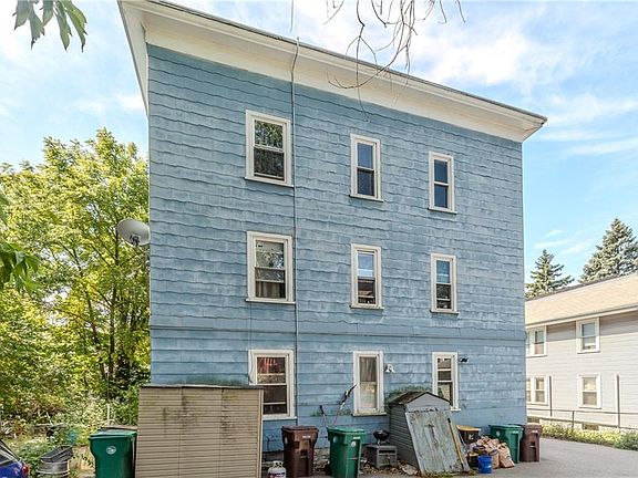 4th image of 376 Cumberland Hill Rd